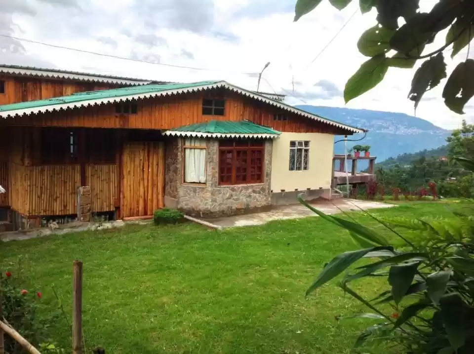 Photo of ऊँचे पहाड़, झील और च