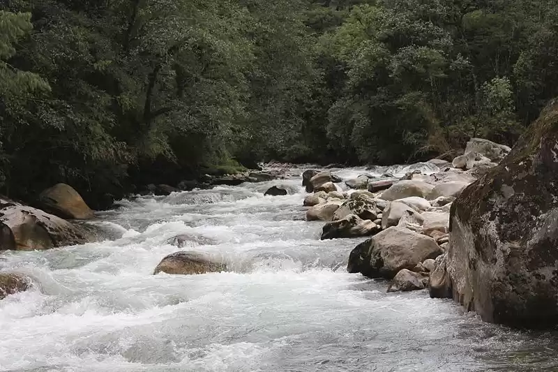 Photo of पहाड़ों के बीच से गु