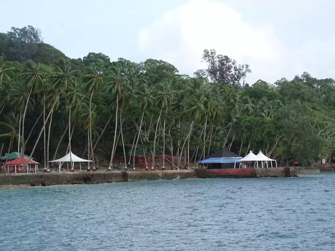 Photo of In between the Islan