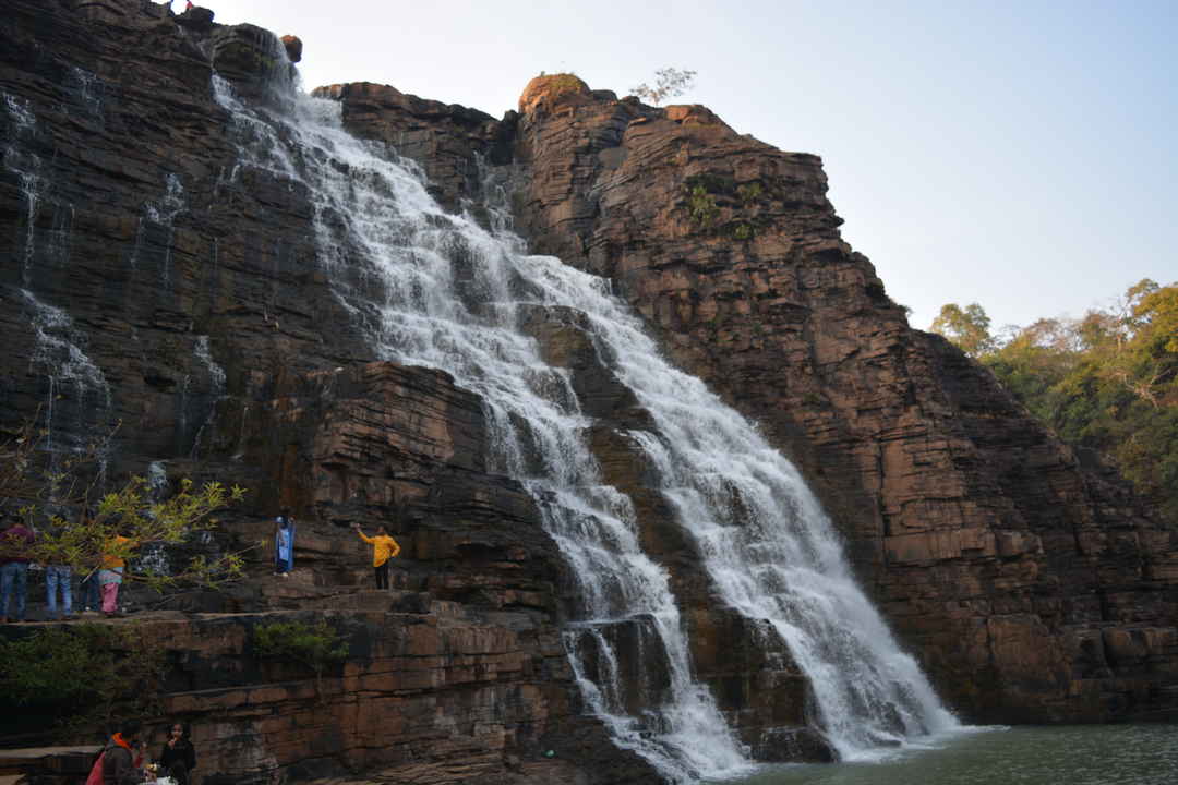 Chitrakoot, Madhya Pradesh, India : A boat sails past the steps of Ramghat  on the Mandakini river where during their exile period Lord Rama, Lakshmana  Stock Photo - Alamy