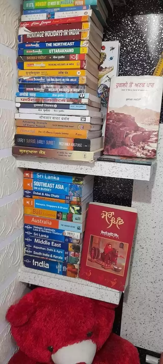 Photo of घुमक्कड़ और किताबें 