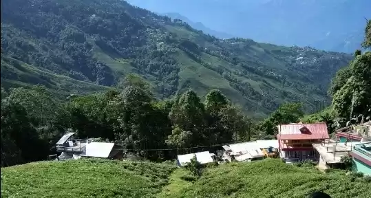 Photo of मुसाफिर जाने वाले ..