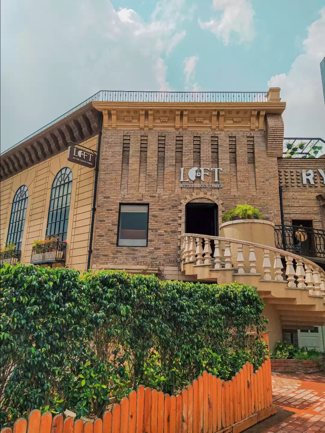 Photo of A bar in 32nd Avenue