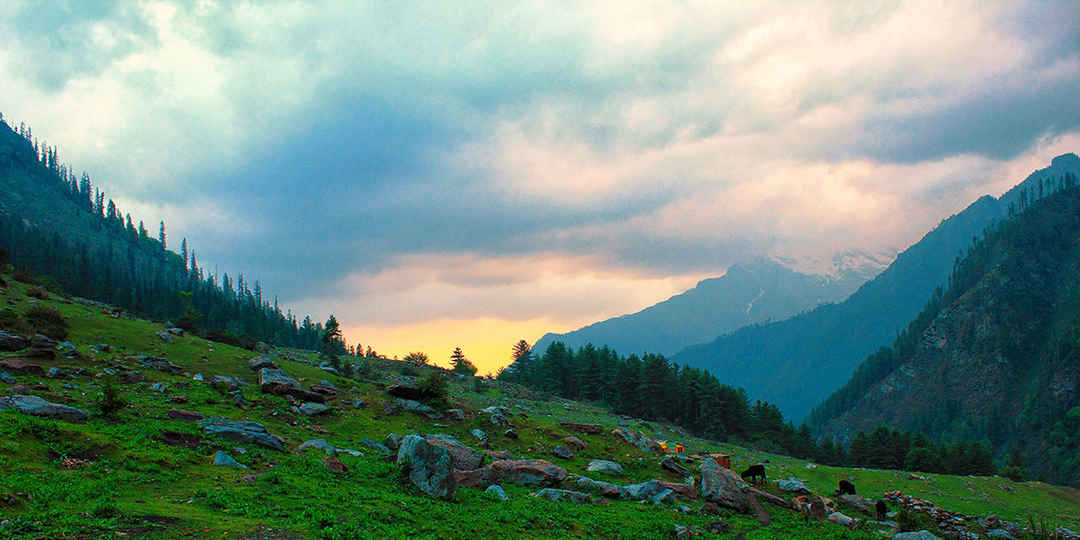 This beautiful river and mountain view in Kasol, Himachal Pradesh, India.  The sound of the flowing river is so peaceful. : r/BeAmazed