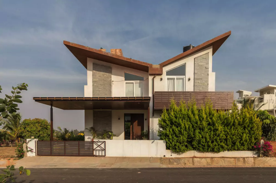 8 Stunning Airbnbs In Bangalore Where You Can Host Epic House Parties Tripoto The residential enclave hiranandani devanahalli villas feature the very best in house of hiranandani's quality and luxury living segment. can host epic house parties