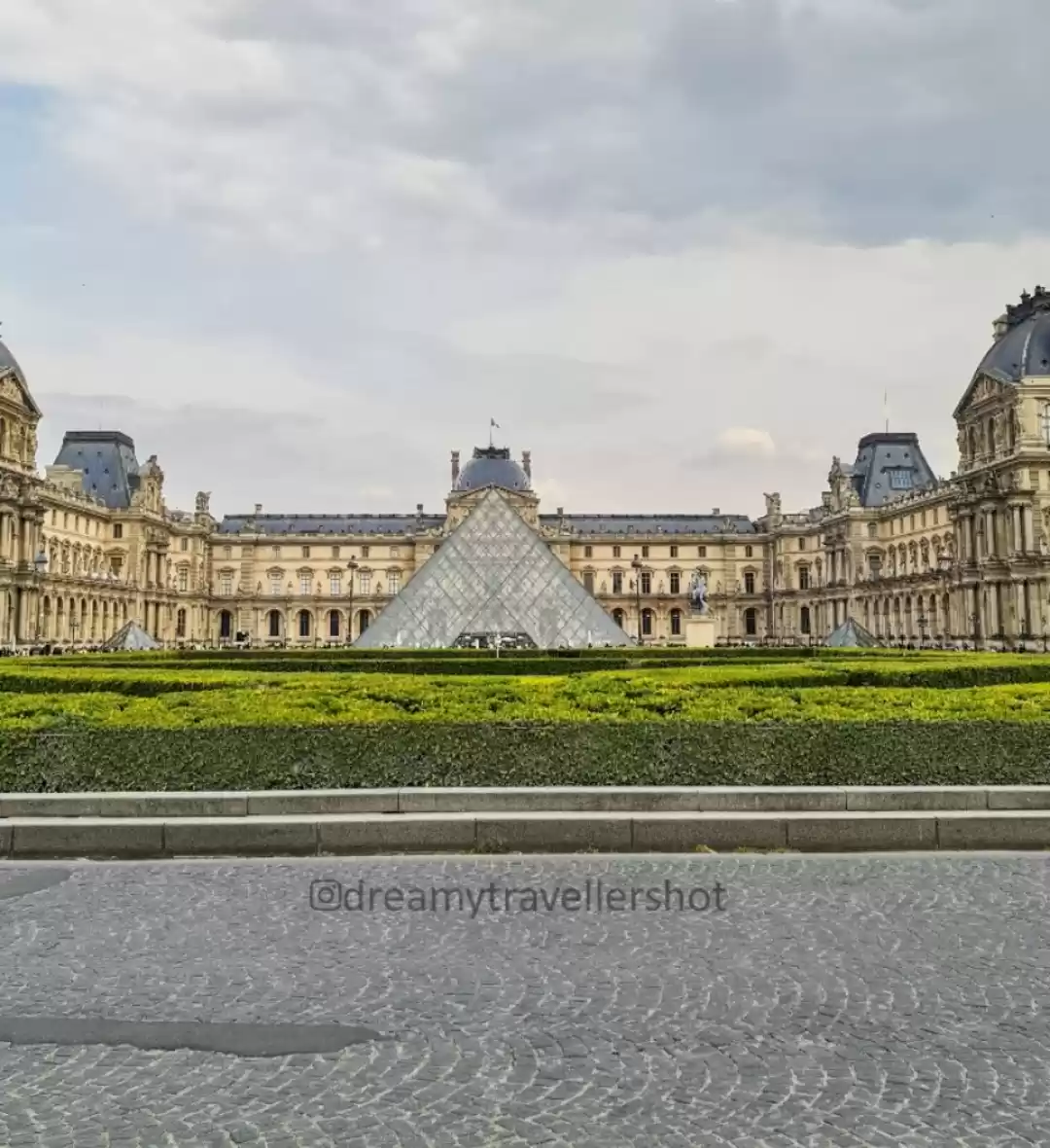 Photo of The Louvre Museum, o