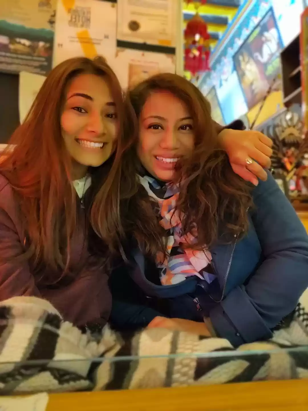 Photo of 2 friends on the lon