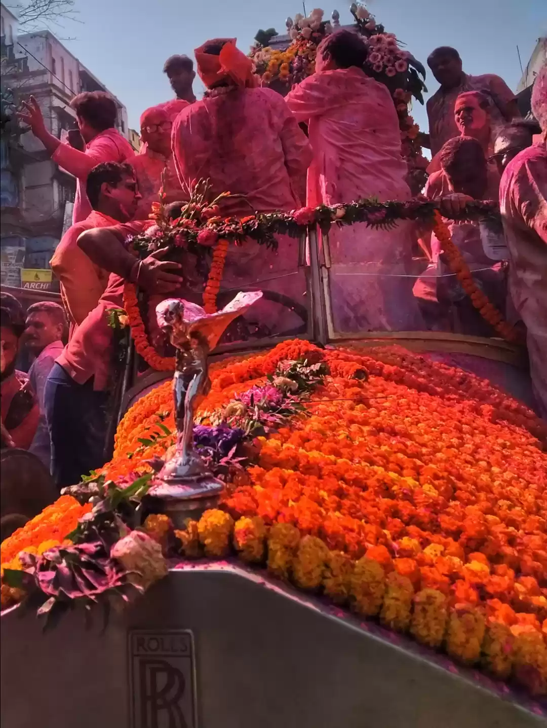 Rolls-Royce Holi car vintage street kolkata howrahbridge culture festival procession colors - Tripoto