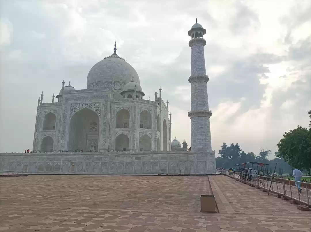 Photo of आगरा में ताजमहल के अ