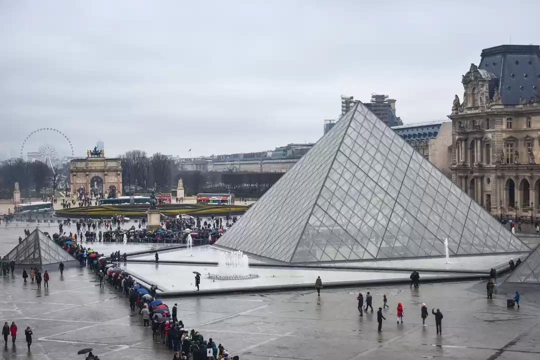 Photo of Louvre Museum, Paris