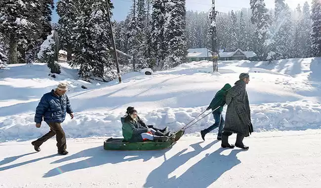 Photo of बर्फबारी का मजा लूटन