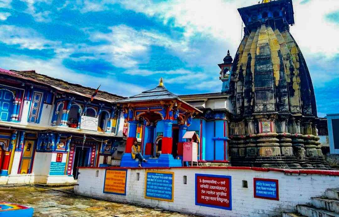 ऊखीमठ: भगवान केदारनाथ और मदमहेश्वर का शीतकालीन प्रवास, धारत्तुर परकोटा शैली से निर्मित हैं यह मंदिर - Tripoto