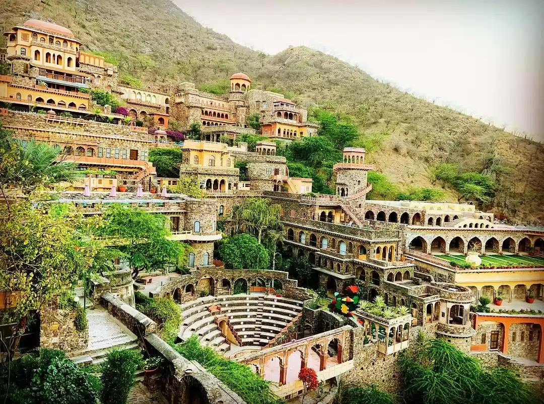 Photo of पहाड़ काटकर बनाया गया