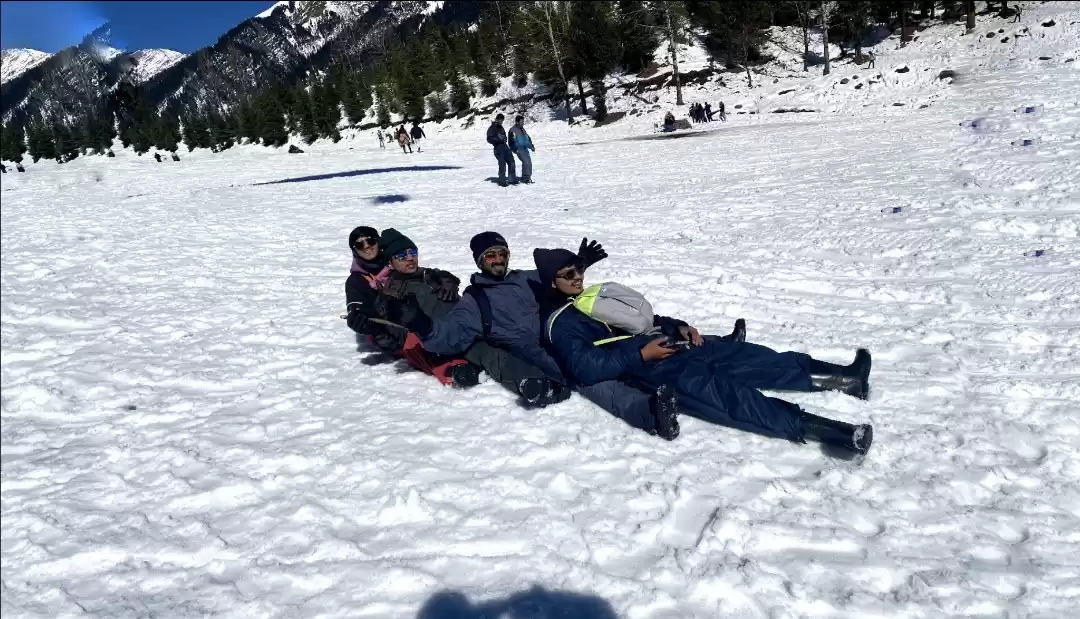 Photo of SRK pose is sliding 
