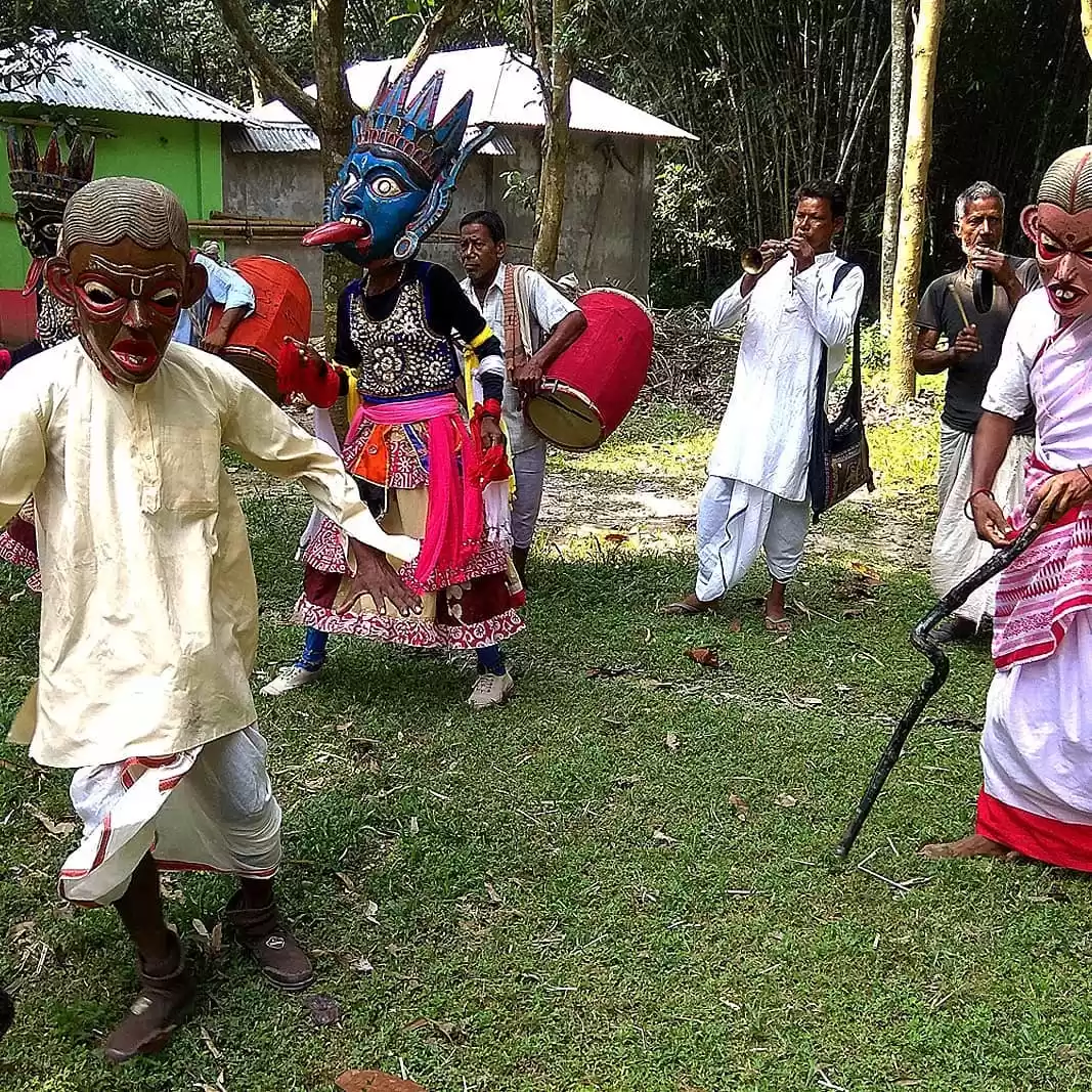 Photo of মুখোশ পরিহিত প্রাচীন