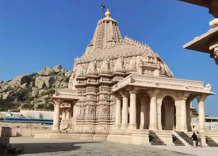 Photo of પર્વતોની વચ્ચે અને શ