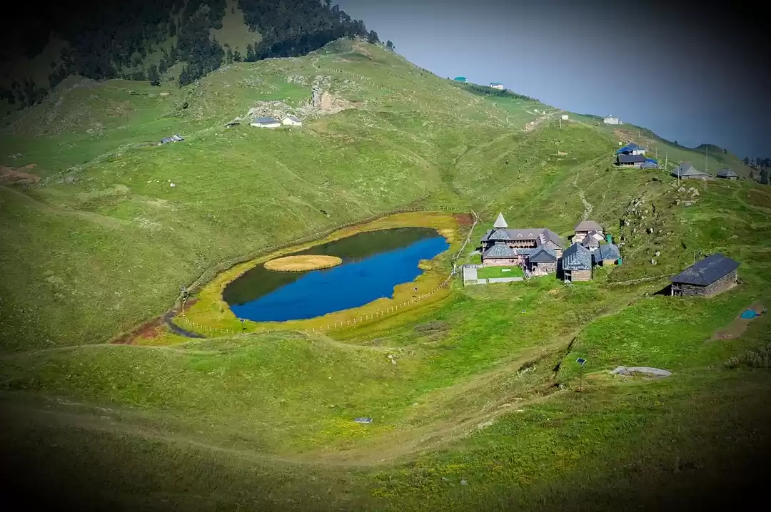 Photo of एक सुंदर नीली झील और