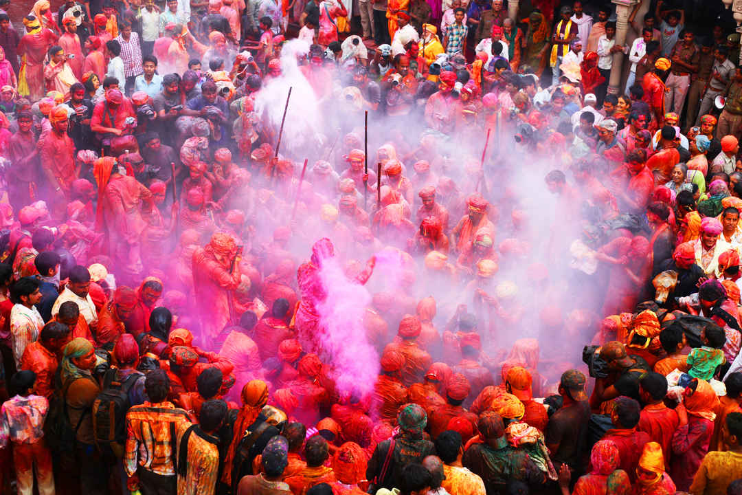 https://static2.tripoto.com/media/filter/tst/img/208459/TripDocument/1488889735_barsana_holi_festival.jpg