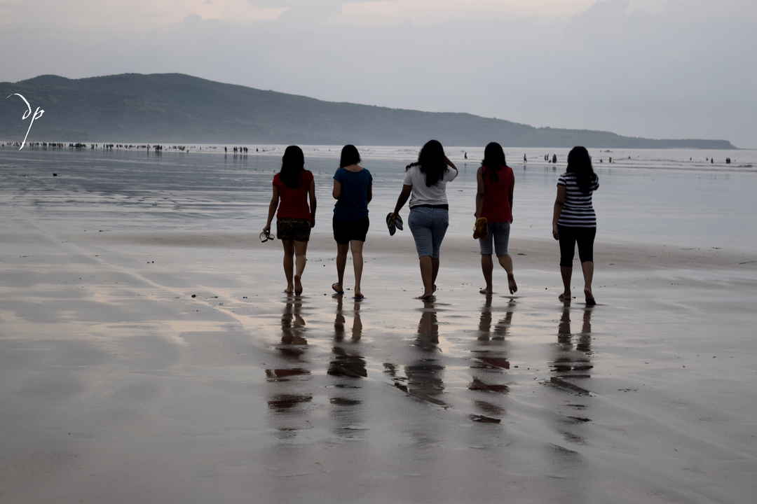 6 Best Friends And A Sleepy Little Coastal Town Diveagar Tripoto Anjarle to diveagar beach road trip | diveagar beach review. sleepy little coastal town diveagar