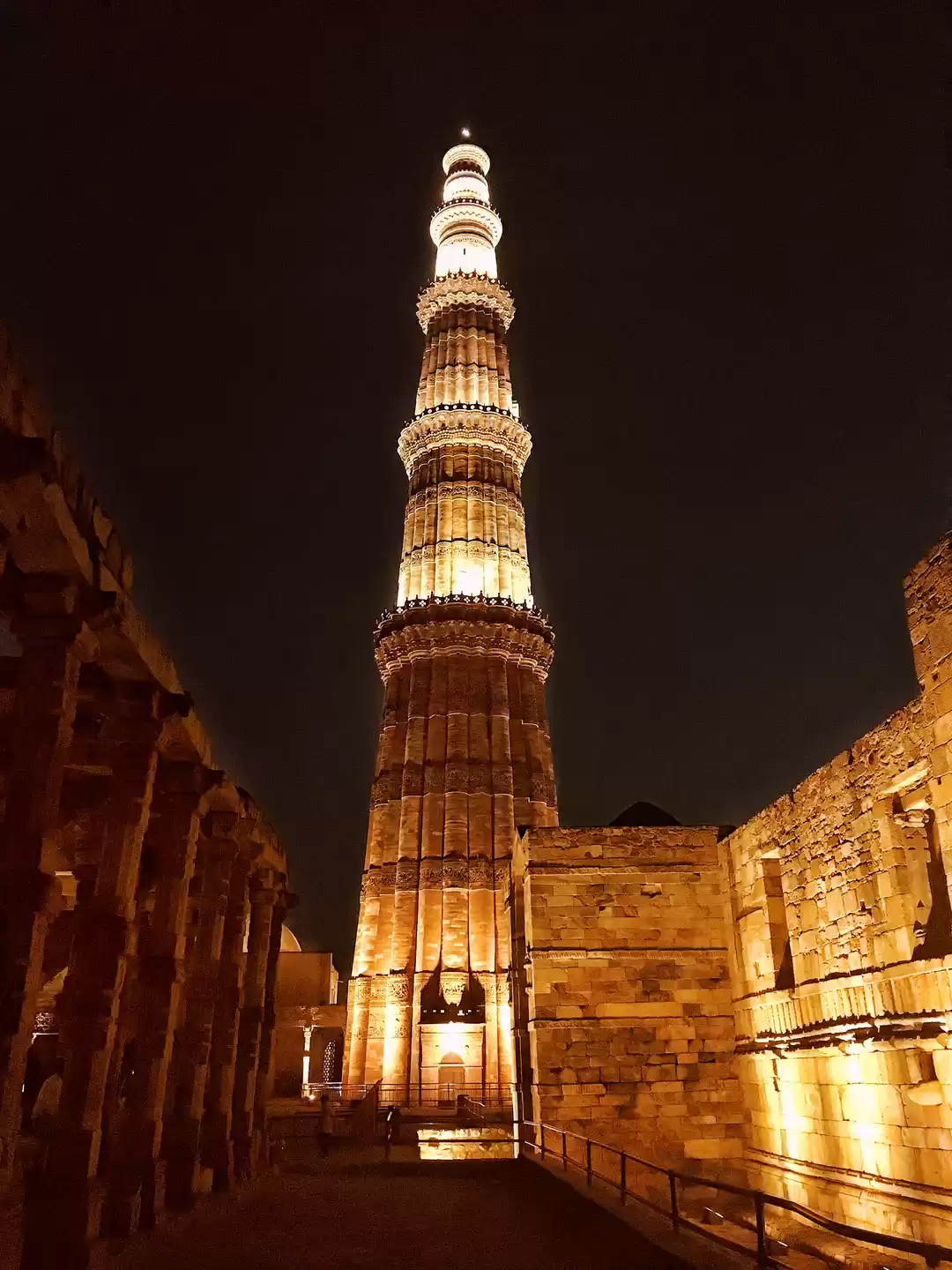 Photo of Qutub Minar, Standin
