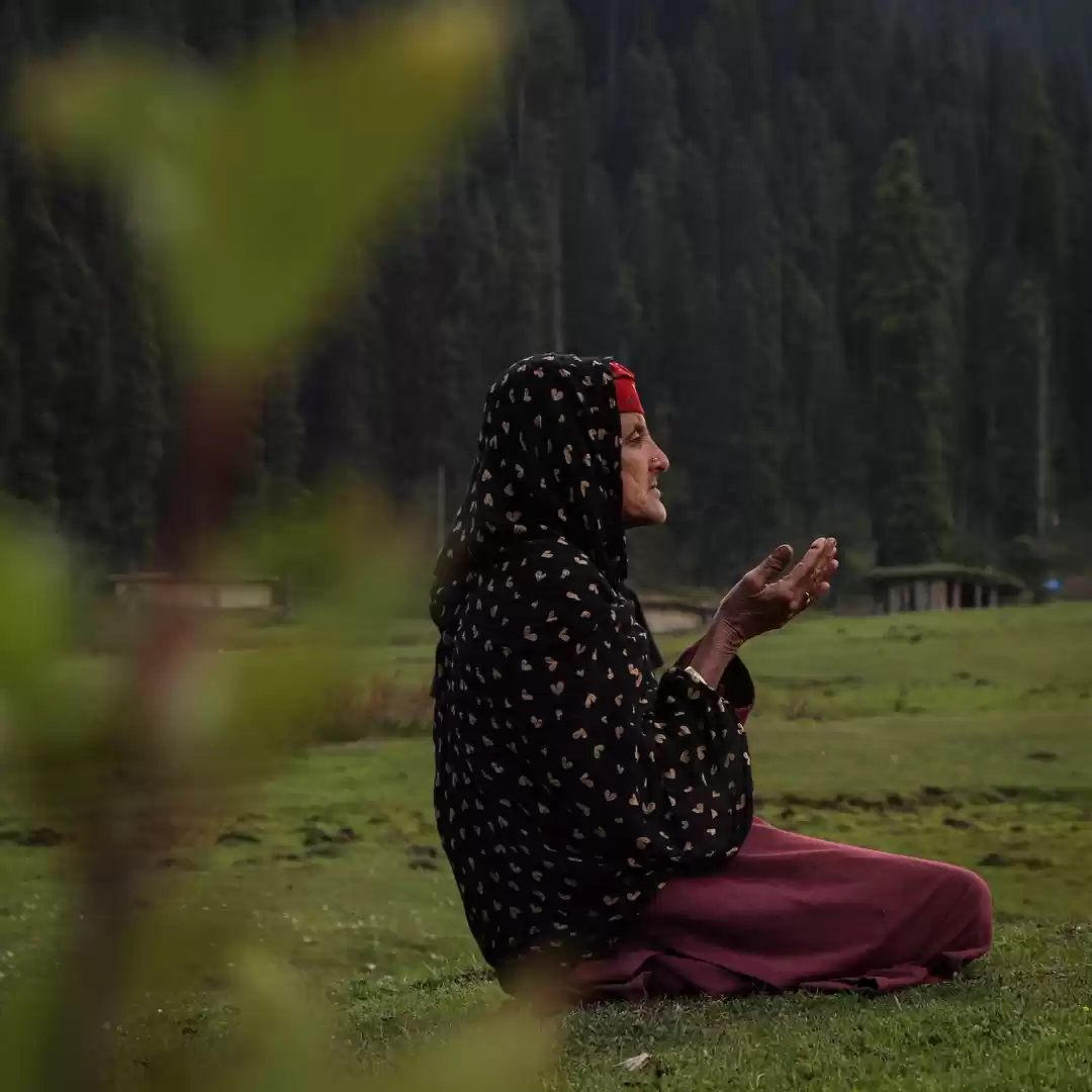 Photo of Tribal women prays I