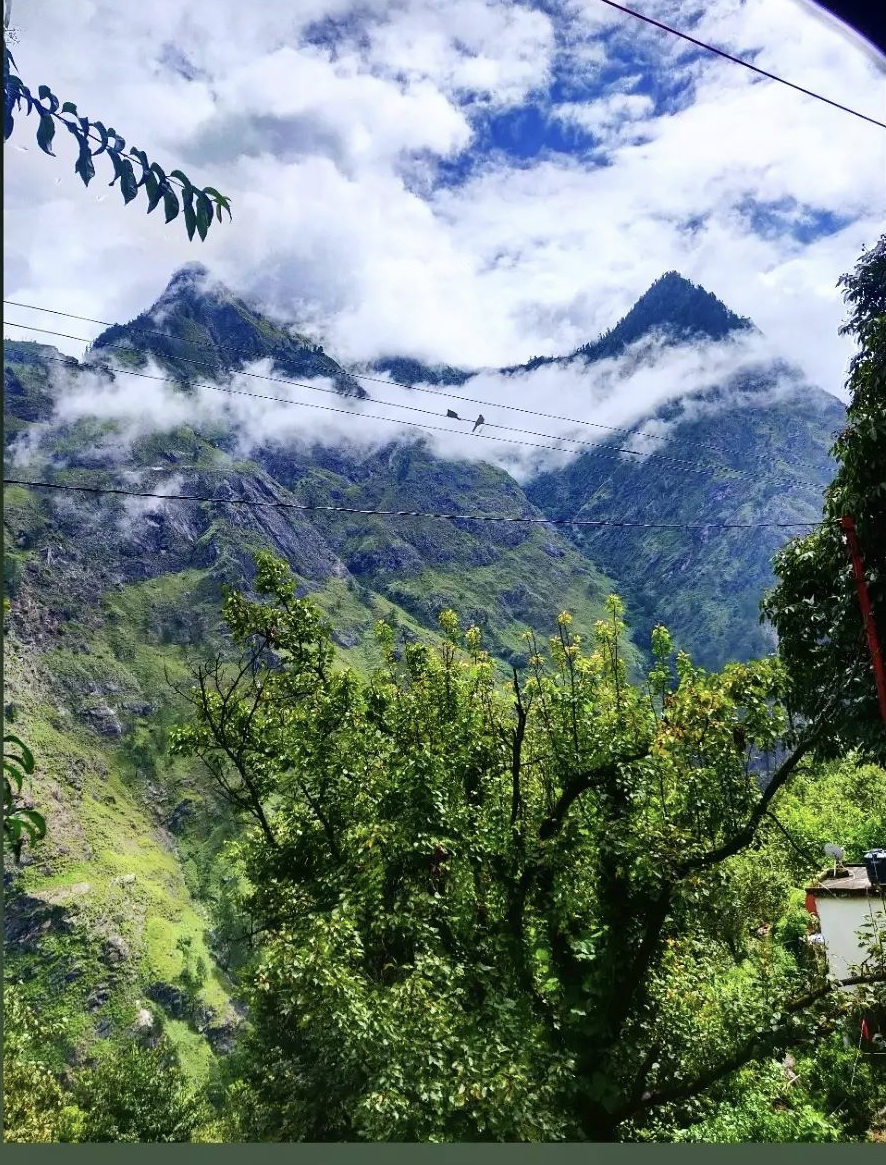 Photo of Hemkund Sahib. 