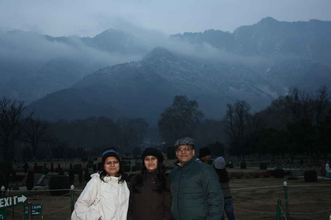 People purchasing winter clothes at Sunday market in Srinagar – The Kashmir  Horizon