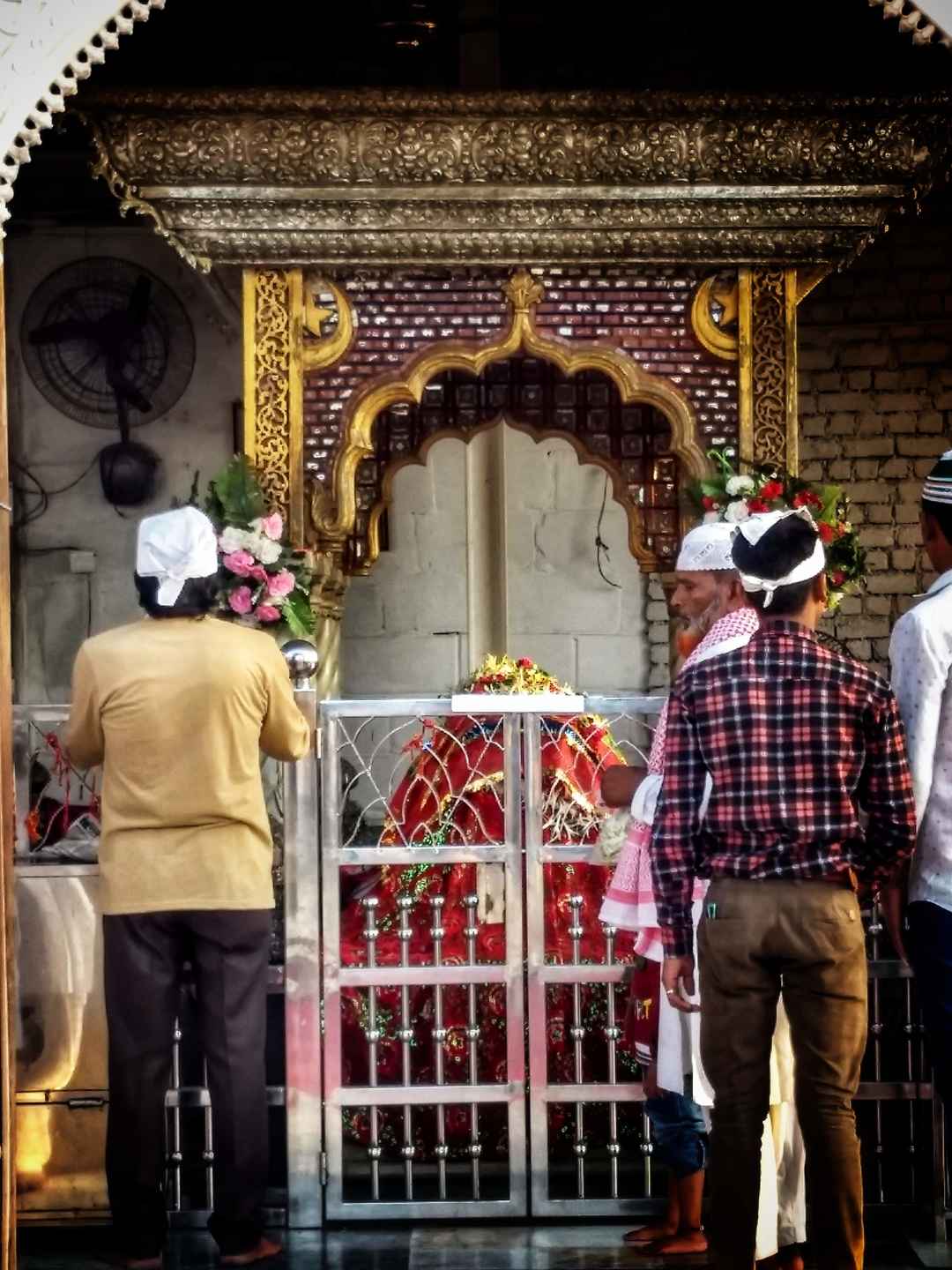 The Magical Place In Mumbai Where Prayers Are Answered Tripoto Haji ali dargah is one of india's most famous and prestigious landmarks situated about 500 yards from the mumbai shoreline in the middle of the arabian sea off lala lajpatrai marg. in mumbai where prayers are answered
