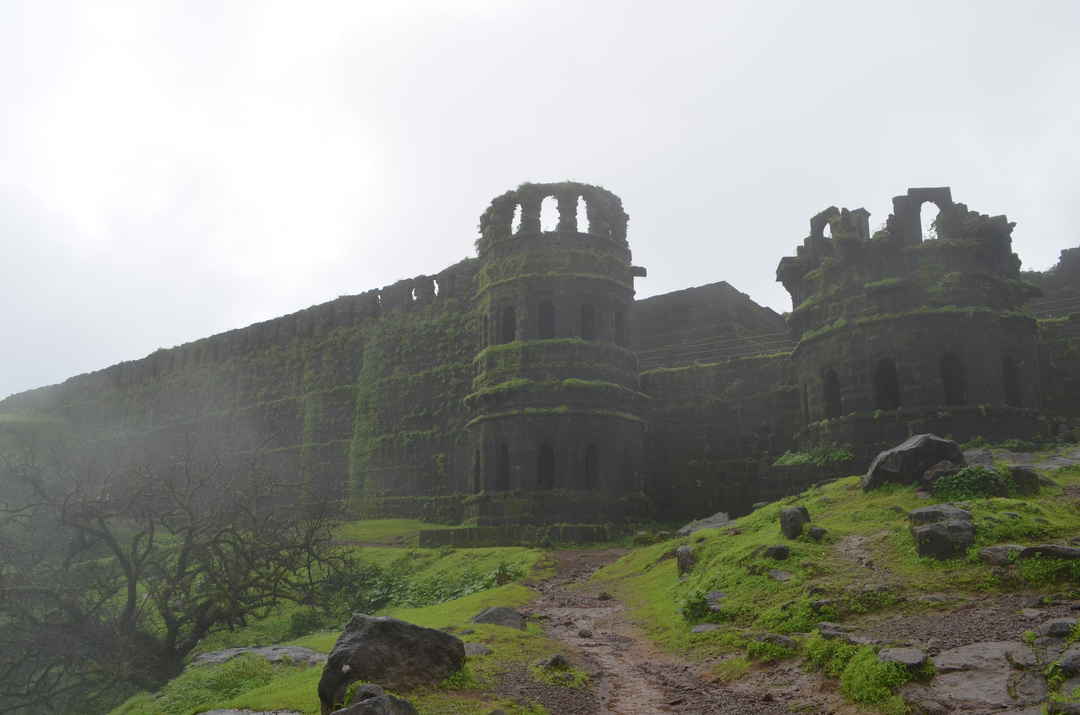 Monsoon Trek To Raigad Fort Visit Raigad Fort In Rainy Season Shivaji Maharaj Photo Tripoto