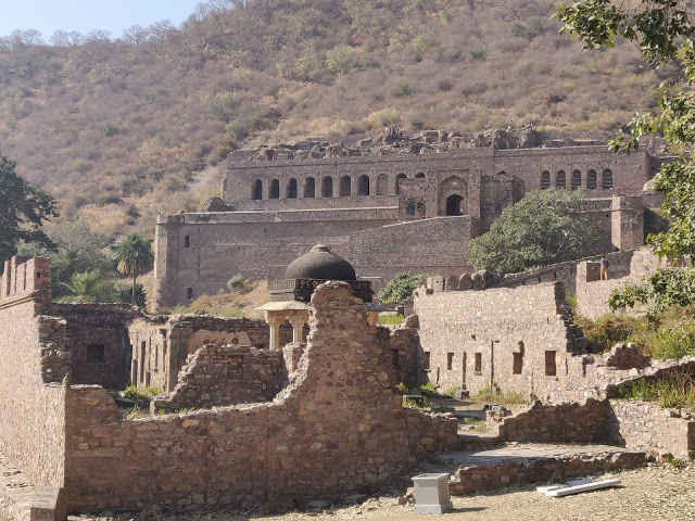Journey To Indias Most Haunted Place An Architectural Marvel Lost In Time Tripoto Patwa ki haveli or patwon ki haveli is not one but rather a cluster of five havelis. journey to indias most haunted place