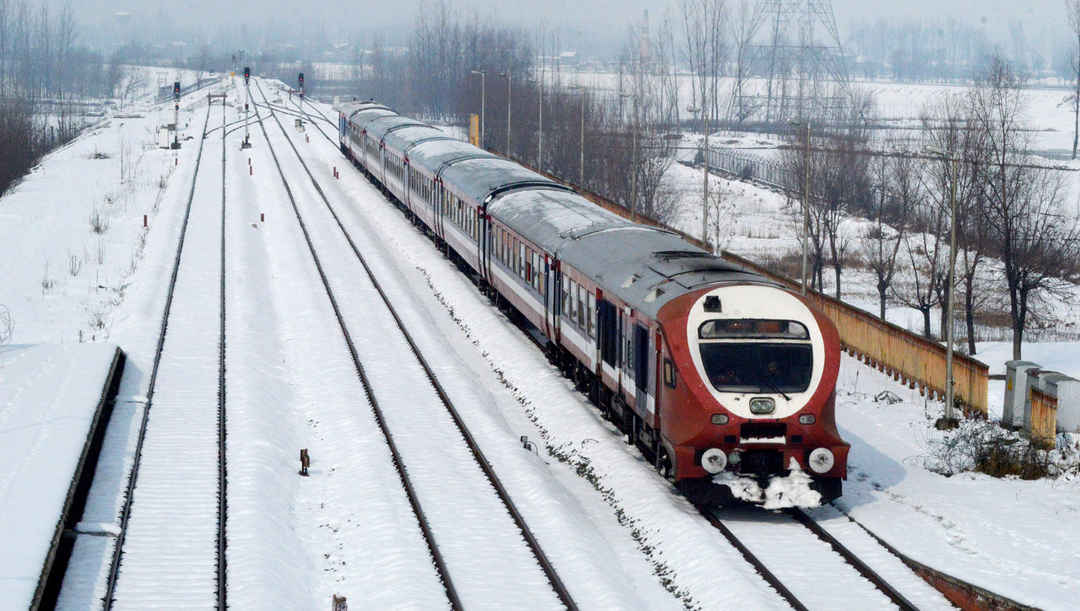 कश्मीर जा रहे हैं बर्फ़ के बीच से गुज़रती इस रेल की सवारी करना न भूलें - Tripoto