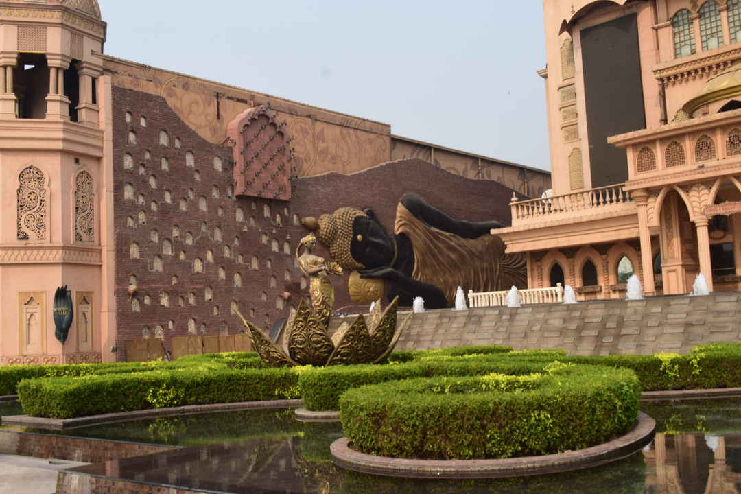 India Under One Roof Magical Land Called Culture Gully Tripoto Bubble artist entertaining the crowd. magical land called culture gully