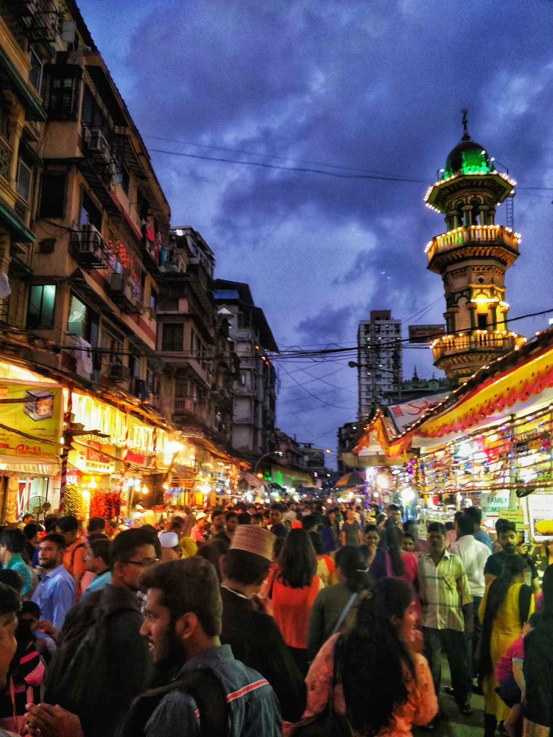 Mohammad Ali Road Savour These Dishes At Mohammed Ali Road During Ramadan Tripoto Varun interacted with the crowd and shared that he used to be a regular visitor to the mohammed ali road before he became an actor. at mohammed ali road during ramadan