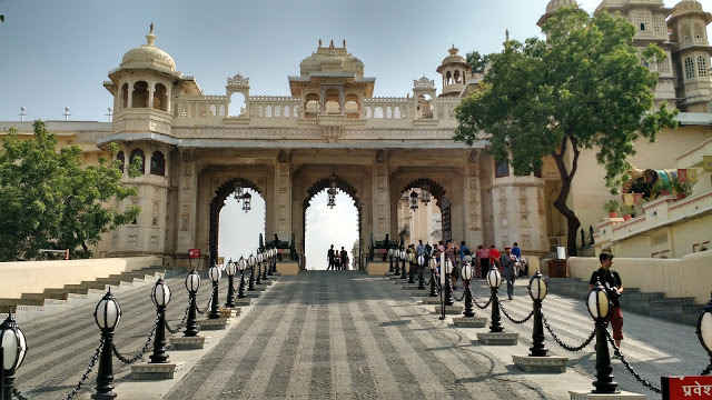 You cant miss the City Palace in Udaipur - Tripoto