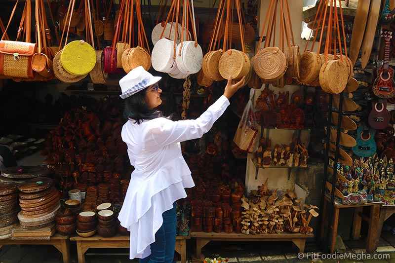 Ubud Market My experience for Souvenirs Artefacts Roundie Bags