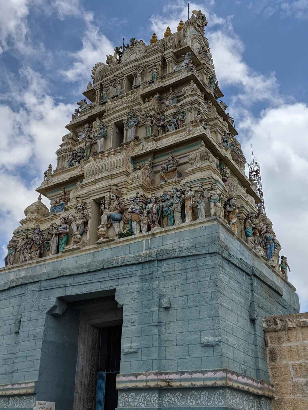 Markadeshwar Hill Vakkaleri Kolar Karnataka Tripoto They were shooting at vakkaleri hill aka markandeya betta before the bees chased the cast and crew after its hive was struck by someone. markadeshwar hill vakkaleri kolar