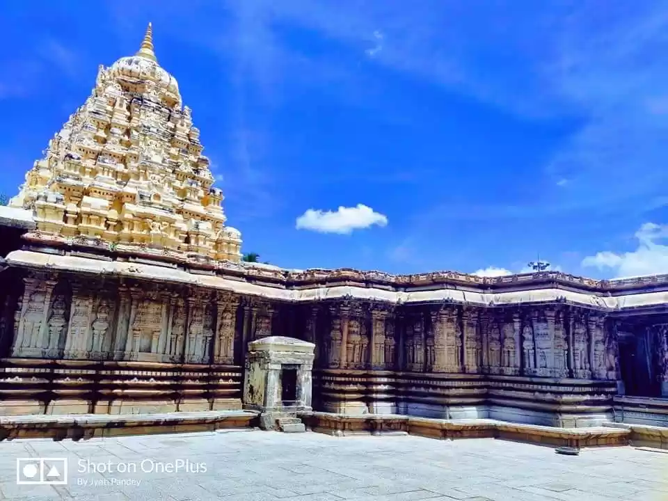 Sri Keerthi Narayana Temple, Talakad ತಲಕಾಡು Talakad or Talakadu is a  desert-like town on the left bank of the Kaveri river 45 km (28 miles) from  Mysore a… | Templos