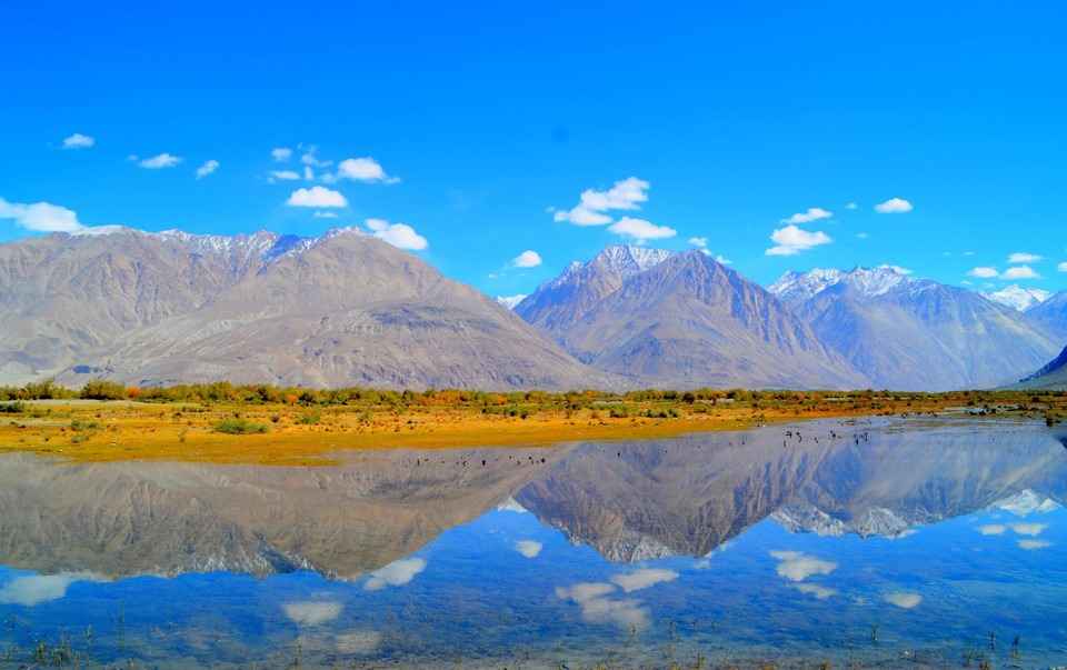 File:Beautiful reflecation of cluds on mountain in nubra valley