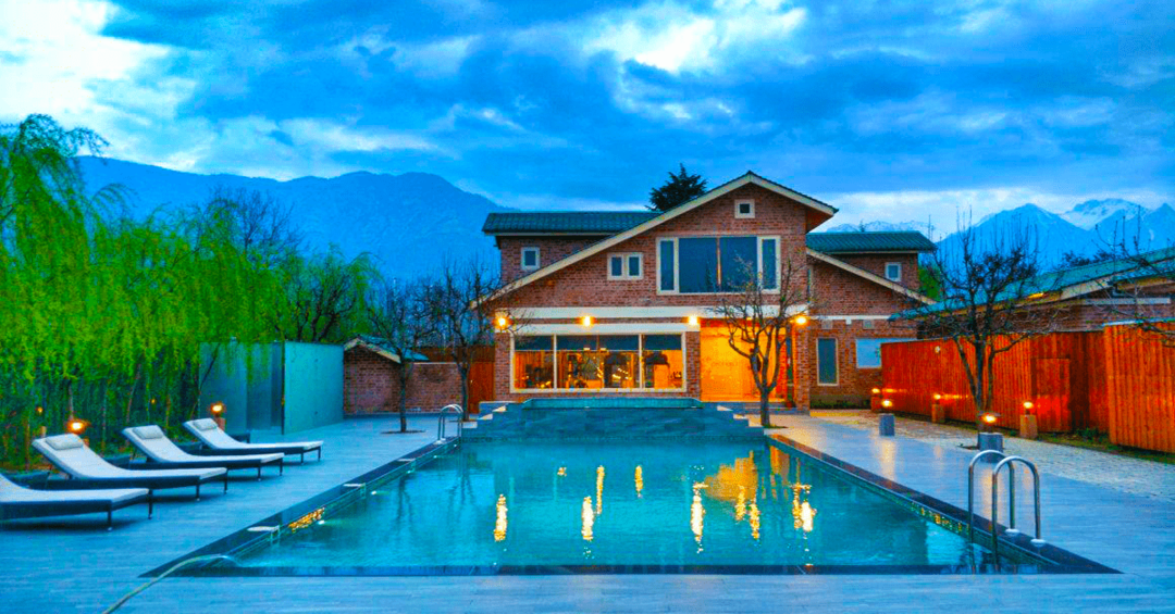 At 5000ft, This Resort Sitting Amidst Apple Orchards Is the Perfect