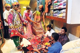 15 Wholesale Markets in Mumbai: Where to shop for clothes, electronics ...