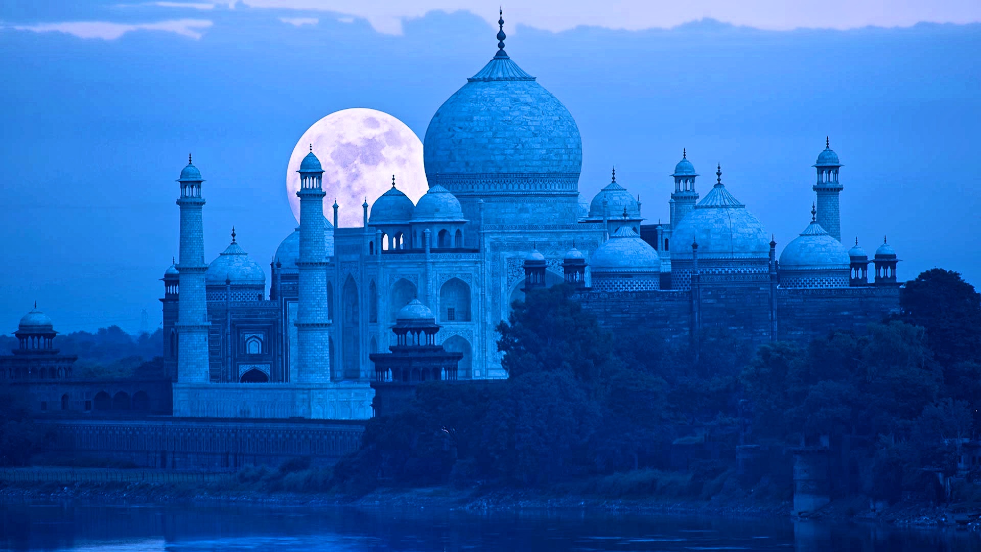 Visit this moon-garden in Agra to enjoy an unearthly view of the Taj